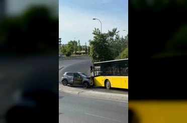 Motosiklete çarpmamak için manevra yapınca karşı şeride geçip otobüse çarptı: 1 yaralı 