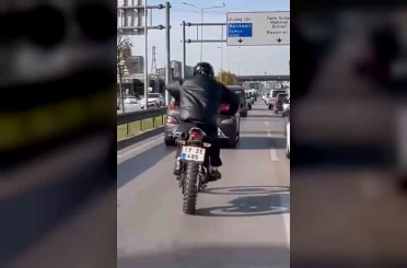 Motosikleti at sürer gibi sürdü 
