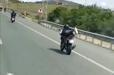 Motosikleti uzanarak süren şahıs, canını hiçe saydı 
