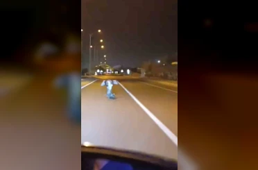 Motosikleti üzerine yatarak kullandı, ölüme davetiye çıkardı 