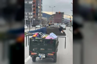 Motosikletin arkasında yatarak tehlikeli yolculuk 