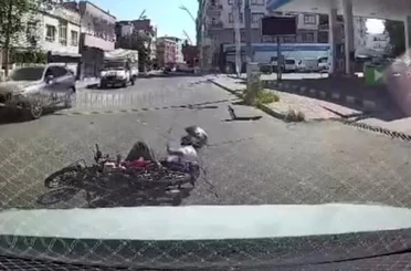 Motosikletin otomobile çarpma anı araç kamerasında 