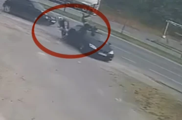 Motosikletin otomobile çarpma anı kamerada: 2 yaralı 