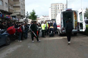 Motosikletin yayalara çarptığı kaza kamerada: Baba ve bebeği yaralandı 