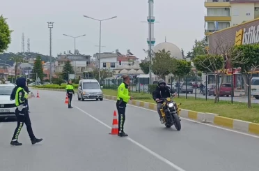 Motosikletini uygulama yapan polislerin üzerine sürüp kaçtı 