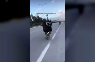 Motosikletinin önünü kaldırdığı anları paylaşarak ‘Relax olacaksın baba’ yazan motosiklet sürücüsüne ceza 
