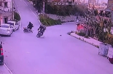 Motosikletlerin kafa kafaya çarpıştığı kazada şahısların yere savrulduğu anlar kameraya yansıdı 