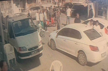 Motosikletli, önüne çıkan motosiklete çarpmamak isterken yola savruldu 