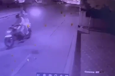 Motosikletli şüpheliler otomatik tabancayla berber dükkanına ateş açtı 