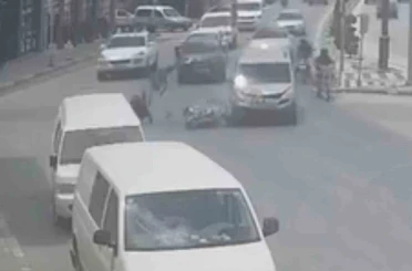 Motosikletteki 2 kişinin ölümden döndüğü kaza kamerada 