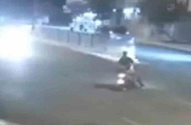 Motosikletteki 2 kişinin ölümden döndüğü kaza kamerada 