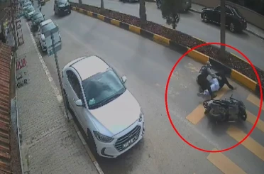 Motosikletteki 2 kişinin yere savrulduğu anlar kamerada 