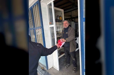 Muğla Büyükşehir Belediyesi Türk Bayrağı dağıtarak dayanışma mesajı verdi 