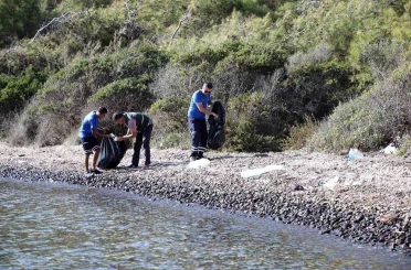 Muğla Büyükşehir’den araç ulaşımı olmayan koylarda temizlik 