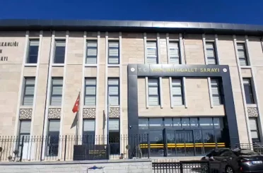 Muğla’da kurusıkı tabancayla tehditte bulunduğu iddiasıyla 18 yaşındaki şüpheli tutuklandı 