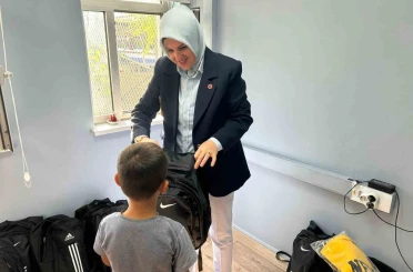 Muhtar anadan öğrencilere kırtasiye desteği 