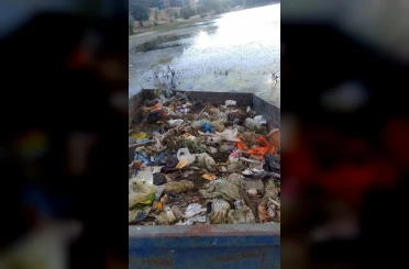 Muhtardan örnek davranış: Çubuk Gölü’nü kendi traktörüyle temizledi 