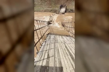 Munzur Nehri taştı, asma köprü çöktü 