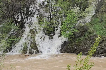 Munzur Vadisi’nde kar suları doğal şelaleler oluşturdu 
