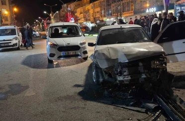 Muradiye’de 3 araç çarpıştı 