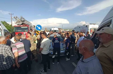 Muradiye’de otomobil ile minibüs çarpıştı: 5 yaralı 