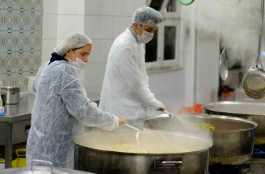 Muratpaşa’da ihtiyaç sahiplerine her gün sıcak yemek 
