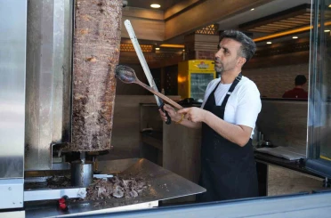 Muş’ta döner ustaları 60 dereceyi bulan sıcaklıkta mesai yapıyor 