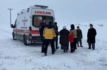 Muş’ta hasta, ambulansa iş makinesiyle ulaştırıldı 