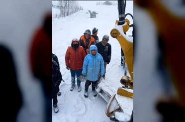 Muş’ta kepçe operatörü çocuklar arasında yürekleri ısıtan diyalog 