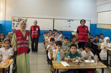 Muş’ta Kızılay ekiplerinden öğrencilere ikram 