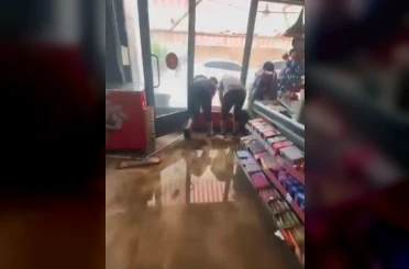 Muş’ta sağanak ve dolu yağışı: İş yerlerini su bastı 