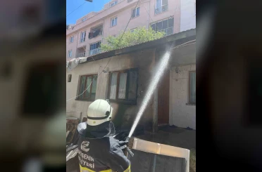 Müstakil evin çatısına çıkan yangın büyümeden söndürüldü 
