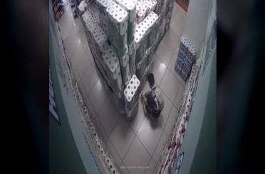 Müşteri gibi girdiği marketi kundaklayan çocuk kamerada 