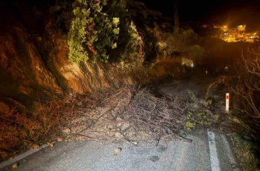Mut’ta aşırı yağış nedeniyle kapanan yol ulaşıma açıldı 