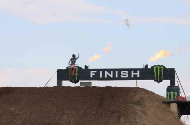 MX2 Dünya Gençler Motokros Şampiyonası final 2. yarışında şampiyon Langenfelder Simon 