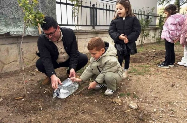 Nasıl fidan dikileceği minik öğrencilere uygulamalı olarak anlatıldı 