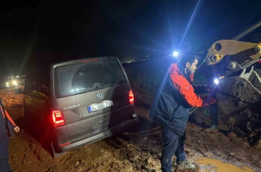 Navigasyon yardımıyla yolculuk yapan minibüsteki 10 kişi çamurlu yolda mahsur kaldı 