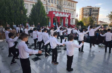 Nazilli’de öğretmenlerden zeybekli Kutlama 