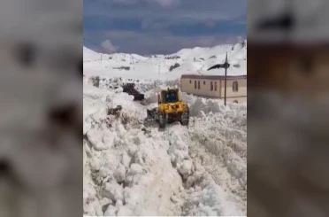 Nemrut’ta kar 5 metreyi buldu 