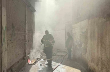 Neredeyse bir gündür yanıyor: Ayakkabıların bulunduğu depodaki yangın söndürülemiyor 