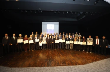 NEÜ’nün engelsiz üniversite başarısı bayrak teslim töreni ile taçlandı