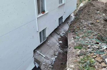 Nevşehir’de çöken istinat duvarı evlerin içine girdi: 10 ev tahliye edildi 