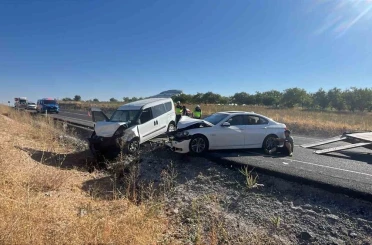 Nevşehir’de iki araç kafa kafaya çarpıştı: 14 yaralı 