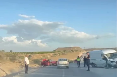 Nevşehir’de otomobil ile minibüs kafa kafaya çarpıştı: 1 ölü, 2 yaralı 