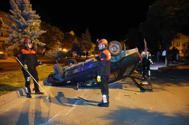 Nevşehir’de yarış yaptıkları iddia edilen iki otomobil kavşakta kazaya karıştı: 6 yaralı
