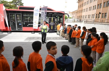 “Nezaket Otobüsü” okul okul geziyor
