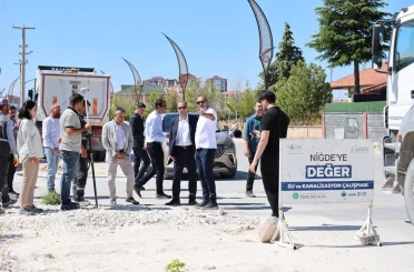 Niğde’de altyapısı tamamlanan yollar sıcak asfaltla yenileniyor 