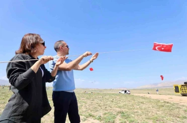 Niğde’de gökyüzü anneler için renklendi 
