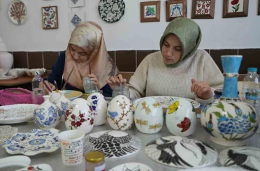 Niğde’de renklerin ve motiflerin buluştuğu çini atölyesine büyük ilgi 