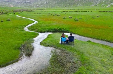 Niğde’de yağışlarla canlanan Ketençimen Yaylası doğaseverlerin gözdesi oldu 